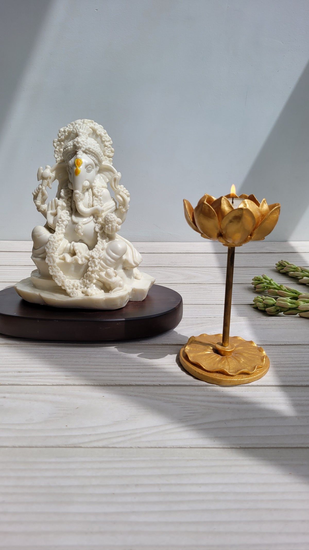 Perched Royal Lotus Tealight Holder (S)