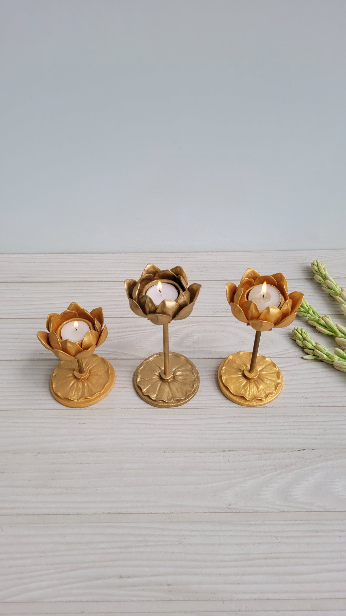 Perched Royal Lotus Tealight Holder (S)