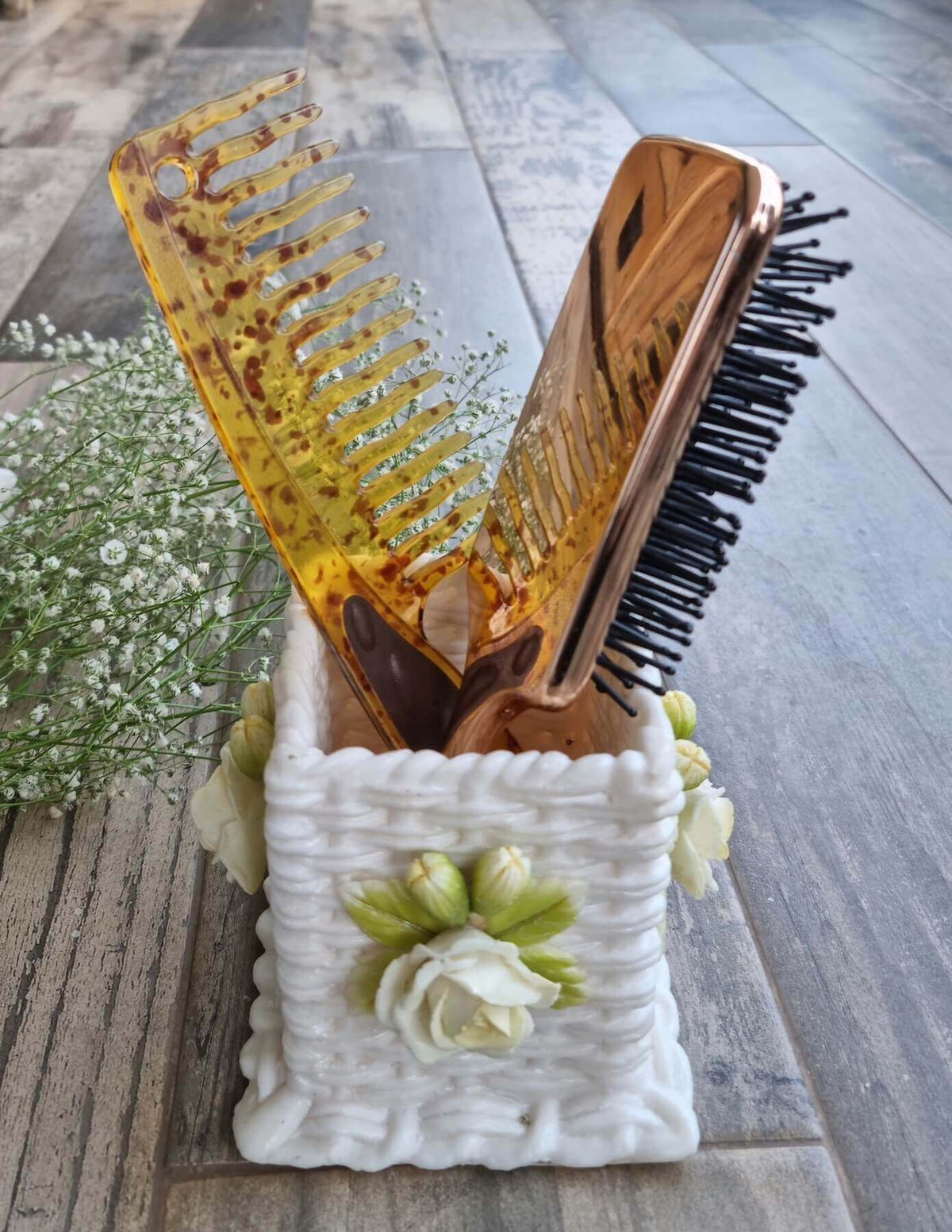 Ivory Rosette Pen Stand